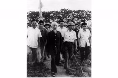 Bác Hồ thăm Tiểu đoàn tên lửa 61, ngày 26-8-1965, nơi ông N. Kolesnik làm chuyên gia quân sự.