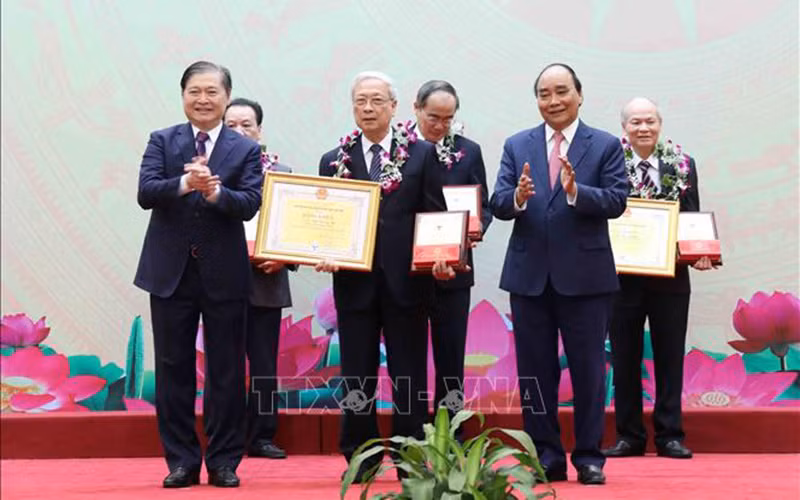 Chủ tịch nước Nguyễn Xuân Phúc và TS Khoa học Phan Xuân Dũng, Bí thư Đảng đoàn, Chủ tịch Liên hiệp các hội Khoa học và Kỹ thuật Việt Nam trao Danh hiệu "Tri thức khoa học và công nghệ tiêu biểu" và Bằng khen của Liên hiệp các hội Khoa học và Kỹ thuật Việt Nam cho các cá nhân. (Ảnh: An Đăng TTXVN)