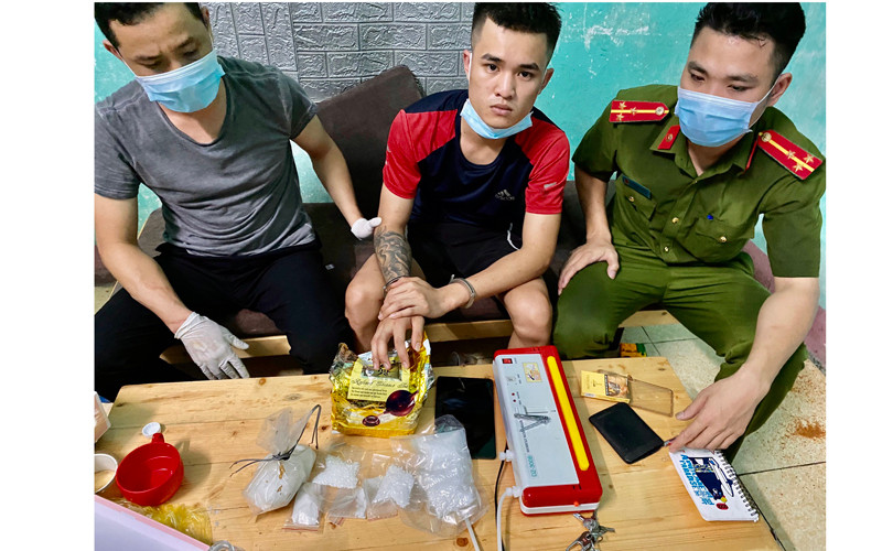 Công an bắt giữ Đoàn Văn Nam cùng tang vật phạm pháp quả tang.