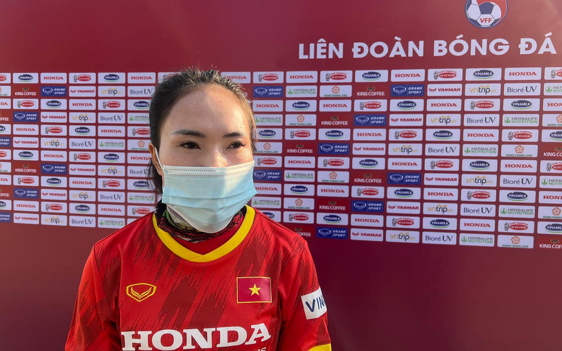 Phạm Thị Tươi trả lời phỏng vấn trong buổi tập chiều 2/12. (Ảnh: VFF)