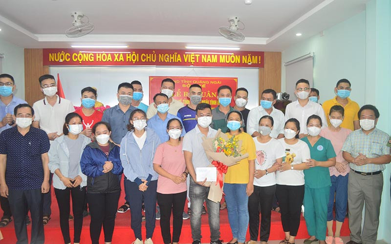 23 bác sĩ và điều dưỡng tình nguyện vào Bình Dương chống dịch Covid-19.