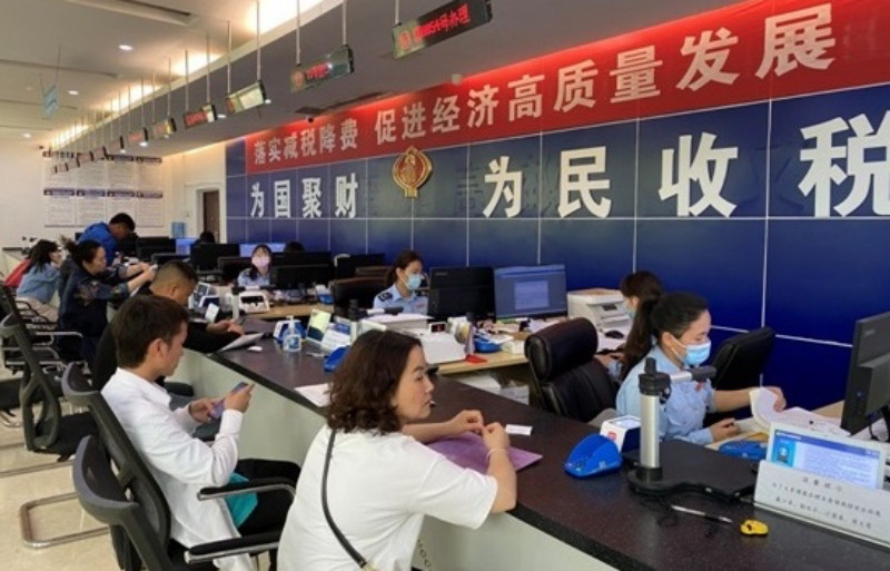 Giải quyết thủ tục tại cơ quan thuế tỉnh Quý Châu, Trung Quốc. (Ảnh: Nhân Dân Nhật báo) 