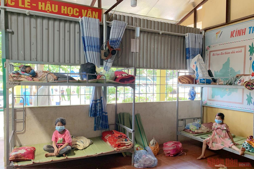 Học sinh Trường Phổ Thông Dân tộc Bán trú tiểu học Tân Phong được cách ly tập trung tại Trường Tiểu học Phìn Hồ.