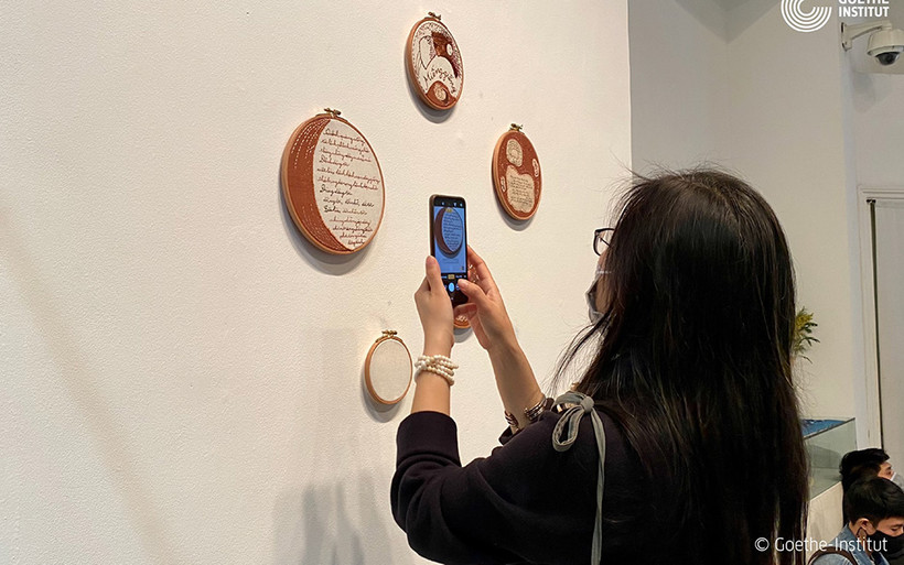 Ra mắt sách và triển lãm "tôi viết (tiếng Việt)" tại Viện Goethe Hà Nội, cùng với địa điểm Tổ chim Xanh. Ảnh: Viện Goethe Hà Nội.