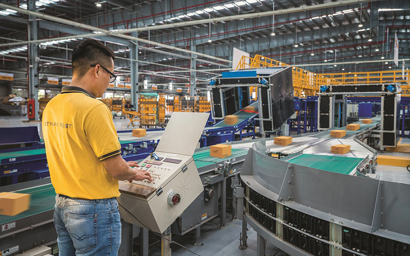 Nhân viên Bưu điện vận hành hệ thống chia chọn bưu phẩm tự động.