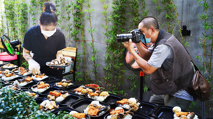 Nghệ sĩ nhiếp ảnh Trương Vững đang tác nghiệp. Ảnh: LÊ KHẮC THANH