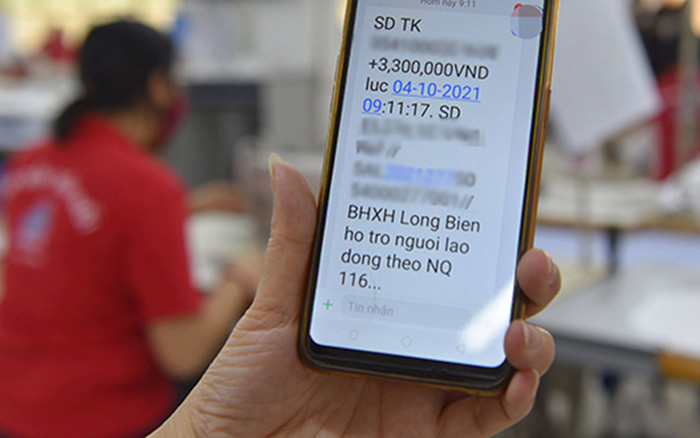 Lao động nhận tiền hỗ trợ từ Quỹ Bảo hiểm thất nghiệp (Ảnh: Bảo hiểm xã hội Hà Nội).