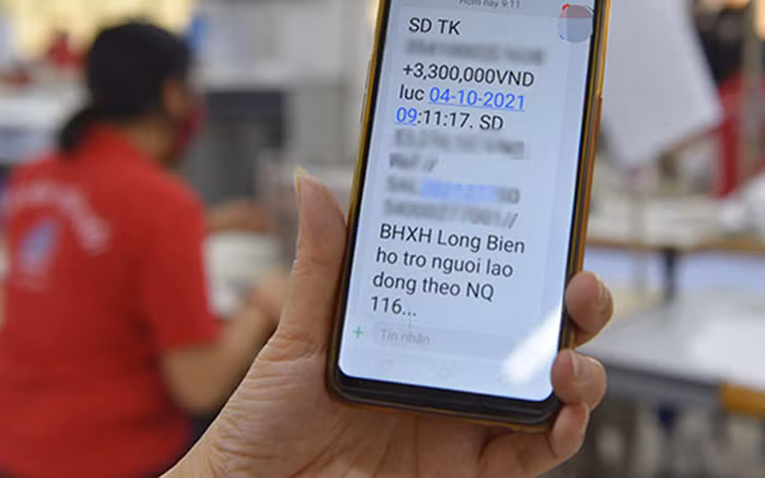 Lao động nhận tiền hỗ trợ từ Quỹ Bảo hiểm thất nghiệp (Ảnh: Bảo hiểm xã hội Hà Nội).
