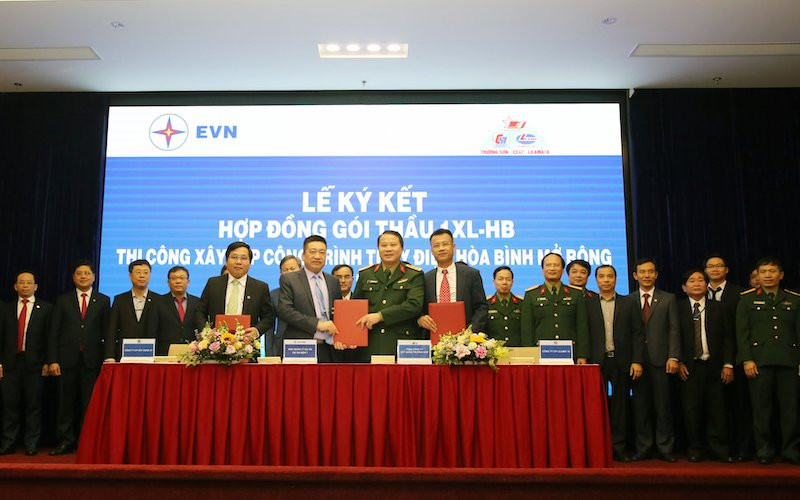 Ký Hợp đồng gói thầu thi công xây lắp Dự án Nhà máy thủy điện Hòa Bình