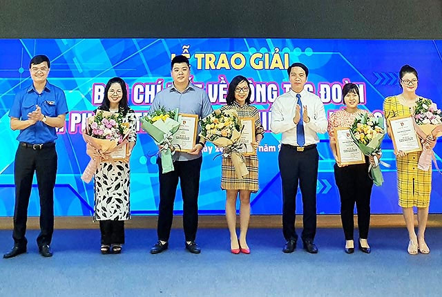 Đại diện Ban tổ chức trao giải thưởng tặng một số tác giả tham gia cuộc thi.
