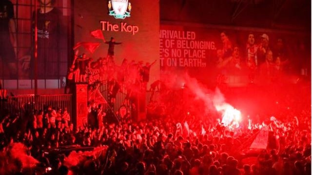 Không khí bên ngoài SVĐ vô cùng náo nhiệt.