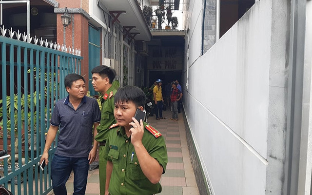 Lực lượng công an khám nghiệm hiện trường nhà nghỉ.