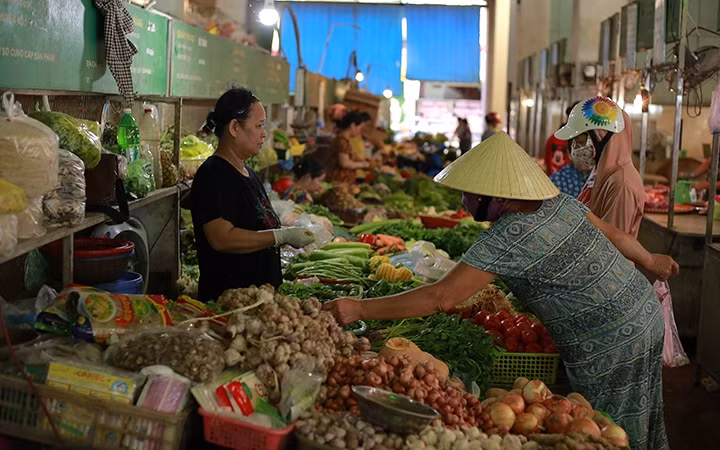 Người dân mua hàng rau, củ, quả tại chợ Tây Thành (TP Thanh Hóa).