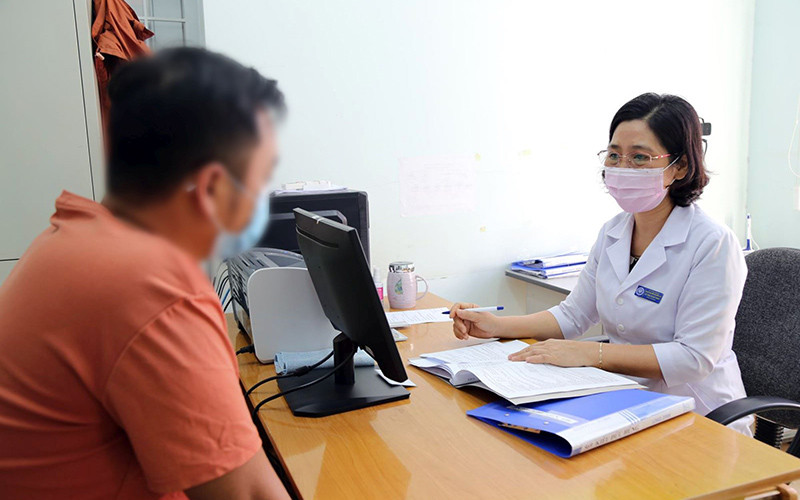 Khám, tư vấn cho bệnh nhân tại Khoa phòng, chống HIV/AIDS thuộc Trung tâm Kiểm soát bệnh tật tỉnh Đắk Lắk. (Ảnh ĐÌNH THI)