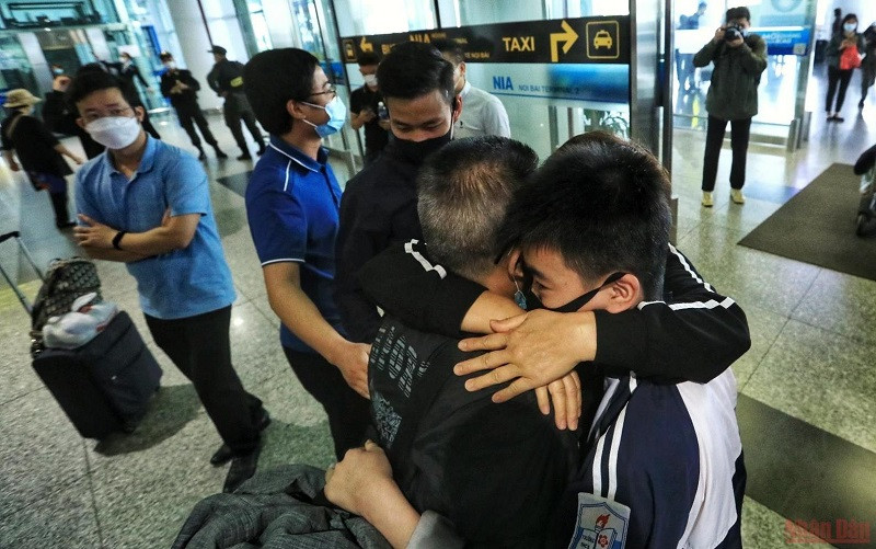 Xúc động khoảnh khắc đón người thân từ vùng chiến sự tại Ukraine trở về nước an toàn trong chuyến bay hạ cánh tại Nội Bài sáng 13/3. (Ảnh: SƠN BÁCH)