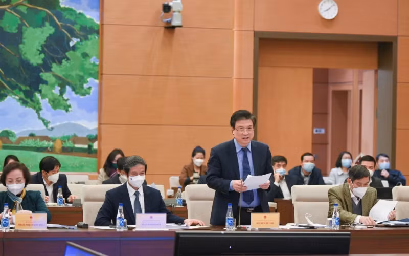 Thứ trưởng Giáo dục và Đào tạo Nguyễn Hữu Độ báo cáo tại phiên giải trình.