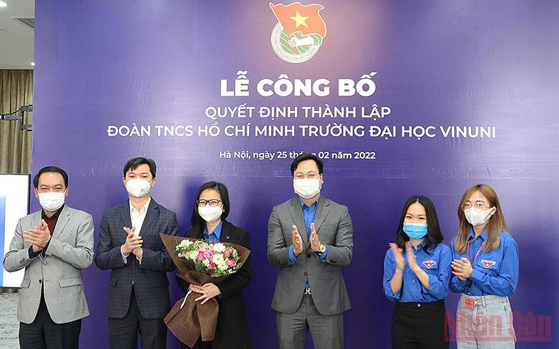 Bí thư Trung ương Đoàn, Chủ tịch Trung ương Hội Sinh viên Việt Nam Nguyễn Minh Triết (thứ 2 từ trái sang trong ảnh) cùng đại diện các cơ quan, đoàn thể, đơn vị liên quan chúc mừng sự ra đời của Đoàn thanh niên Trường Đại học VinUni. 