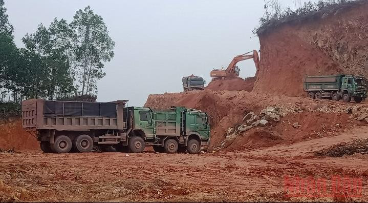 Mỏ đất Núi Lầm và Núi Hiếu đang bị khai thác rầm rộ dù đã hết hạn.