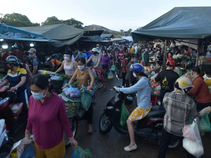  Chợ đầu mối phía nam đông đúc trong thời gian giãn cách xã hội. 