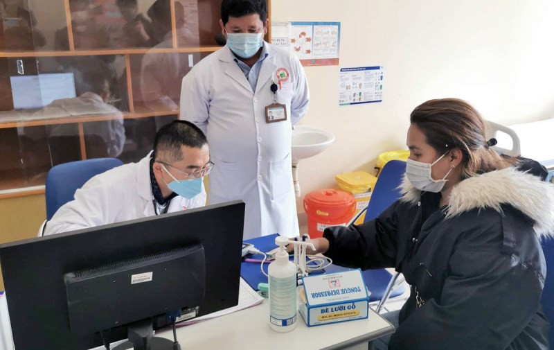 Người dân đến tư vấn và khám sàng lọc tại Bệnh viện đa khoa Lâm Đồng.