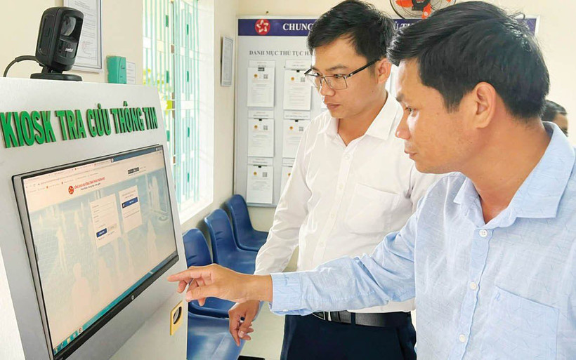 Hệ thống tra cứu thông tin tại Bộ phận tiếp nhận và trả kết quả thủ tục hành chính tại UBND xã Quảng Thọ, huyện Quảng Điền (Thừa Thiên Huế). Ảnh: Thái Bình 