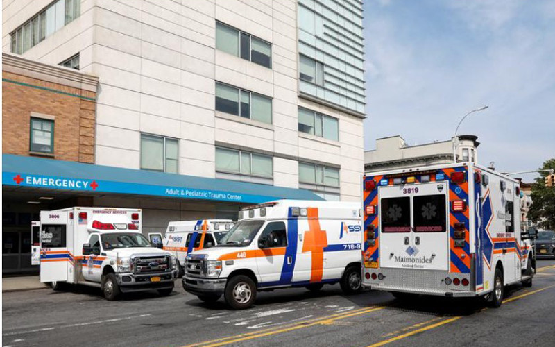 Xe cứu thương xếp hàng bên ngoài Trung tâm y tế Maimonides trong thời gian dịch Covid-19 lây lan tại khu vực Borough Park, Brooklyn, New York, ngày 25-9. (Ảnh: Reuters)