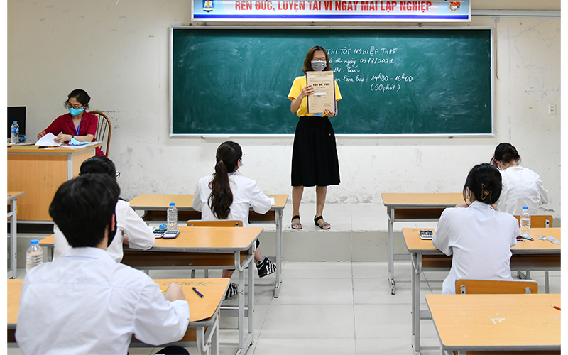 Thí sinh chứng kiến túi đề thi còn nguyên niêm phong tại điểm thi Trường THPT Nguyễn Gia Thiều (thành phố Hà Nội). Ảnh: MỸ HÀ