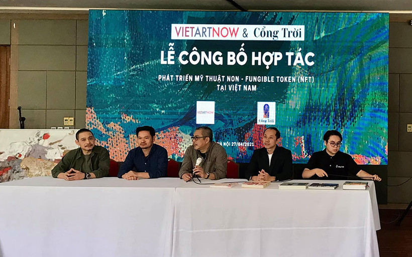 Ban quản trị Viet Art Now cùng ban điều hành dự án Cổng Trời tại lễ công bố hợp tác