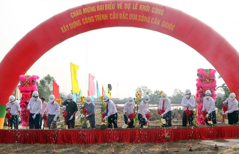 Nghi lễ khởi công xây dựng cầu bắc qua sông Cần Giuộc (tỉnh Long An).