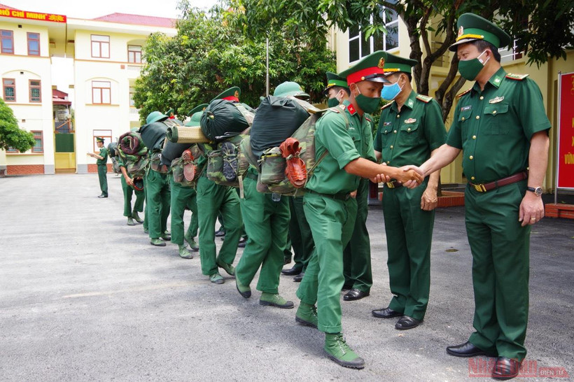 Lãnh đạo Bộ Chỉ huy BĐBP Điện Biên động viên các chiến sĩ lên đường thực hiện nhiệm vụ trên biên giới.
