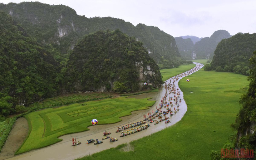 Tam Cốc- Bích Động trong ngày đầu khai hội.