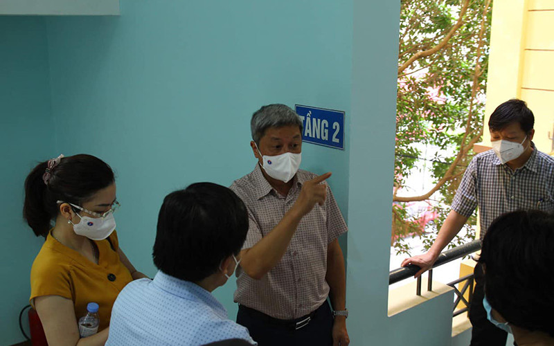 Thứ trưởng Nguyễn Trường Sơn bàn mô hình test nhanh với các thành viên Bộ phận công tác đặc biệt của Bộ Y tế tại Bắc Giang.
