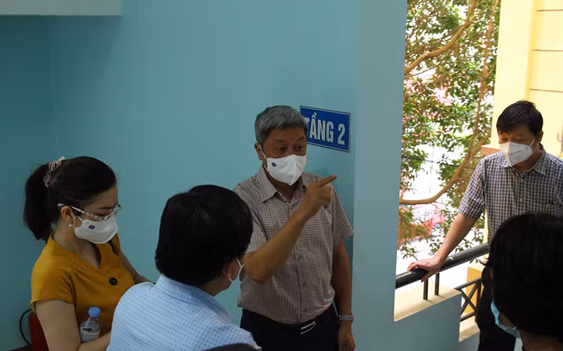 Thứ trưởng Nguyễn Trường Sơn bàn mô hình test nhanh với các thành viên Bộ phận công tác đặc biệt của Bộ Y tế tại Bắc Giang.