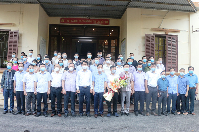 Lãnh đạo tỉnh Thanh Hóa tặng hoa, chụp ảnh với đoàn cán bộ, nhân viên y tế tăng cường cho các tỉnh phía nam.