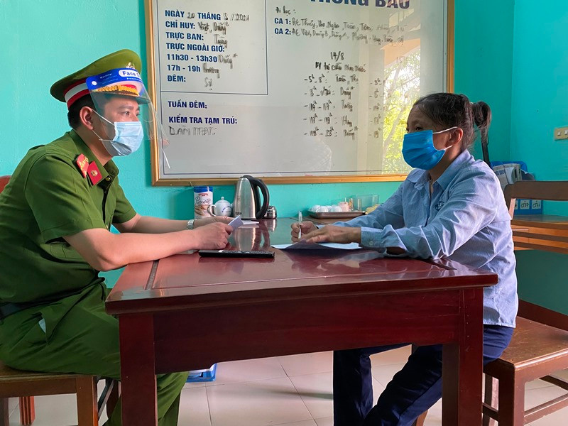 Chị Nguyễn Thị Hương khai nhận vi phạm tại cơ quan công an.