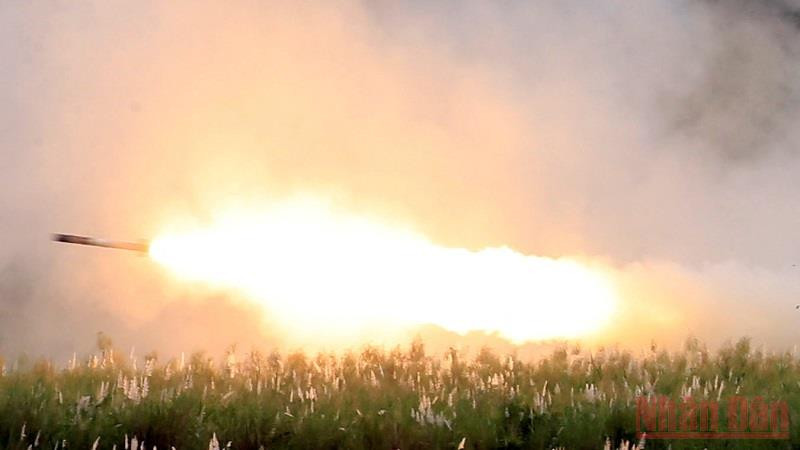 Hệ thống tên lửa cơ động cao HIMARS của Mỹ phóng pháo trong cuộc tập trận đổ bộ bắn đạn thật hằng năm với Philippines tại Thung lũng Crow ở Capas, tỉnh Tarlac, Philippines. (Ảnh: Reuters)