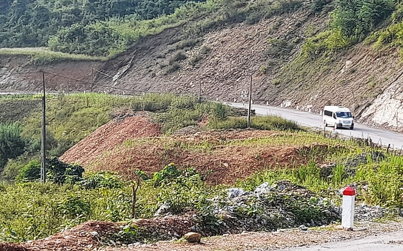 Vị trí đổ thải trái phép phía ta-luy âm, tỉnh lộ 207, thuộc địa phận xóm Nam Lý, xã An Lạc, huyện Hạ Lang (Cao Bằng).