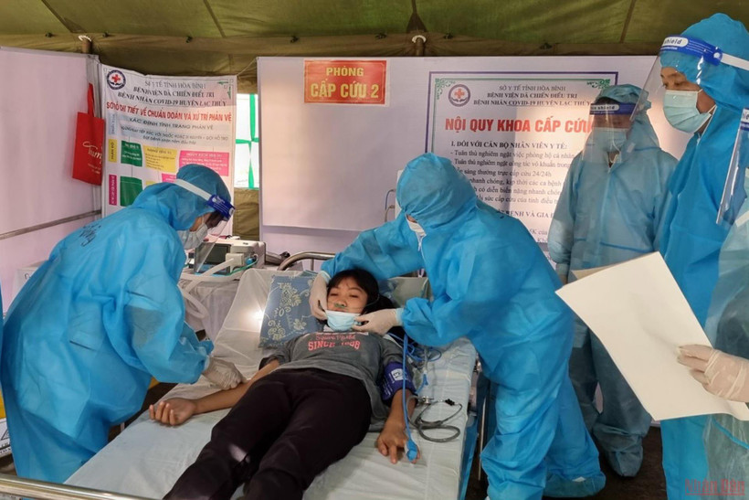 Đội ngũ y tế xử lý các tình huống cấp cứu bệnh nhân. 