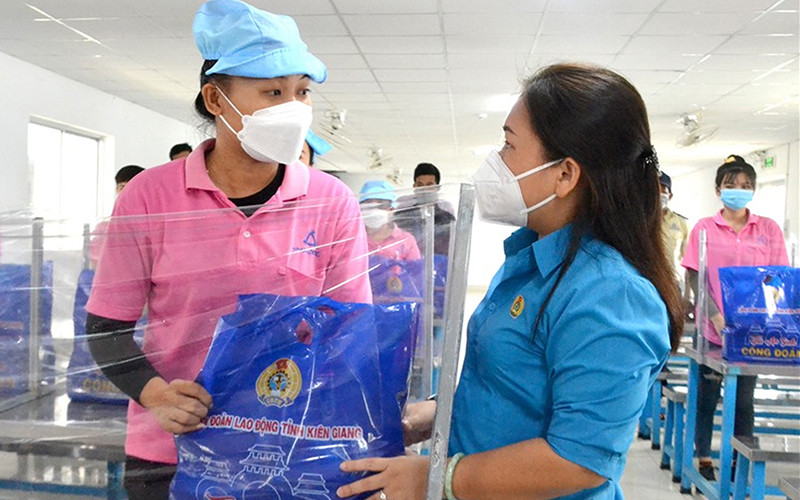 Chủ tịch Liên đoàn Lao động tỉnh Kiên Giang trao quà cho công đoàn viên là công nhân làm việc tại khu công nghiệp Thạnh Lộc, xã Thạnh Lộc, huyện Châu Thành (Kiên Giang). (Ảnh: Liên đoàn Lao động cung cấp)