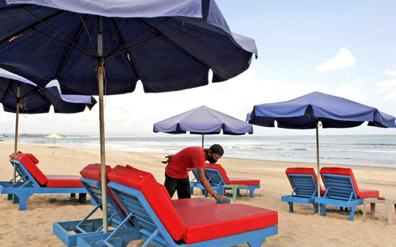 Nhân viên du lịch dọn dẹp, khử khuẩn tại Bali (Ảnh: AP)