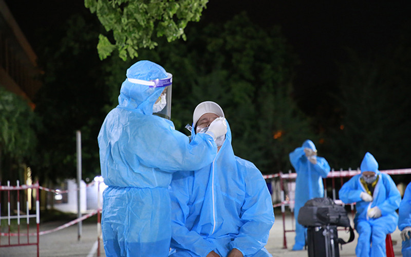 Lấy mẫu xét nghiệm người về từ TP Hồ Chí Minh.