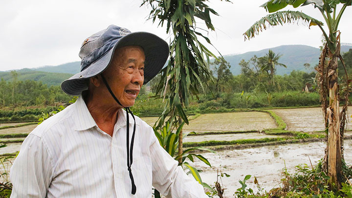 Ông Nguyễn Xuân Hồng chia sẻ về cách phát âm đặc trưng của địa phương. Ảnh: TRƯỜNG AN