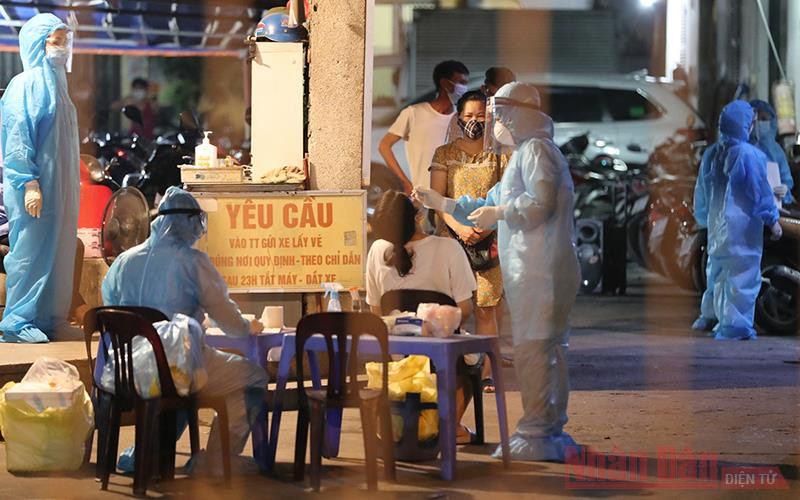 Xét nghiệm Covid-19 các đối tượng liên quan tại khu vực nhà thuốc 95 Láng Hạ. (Ảnh: DUY LINH)