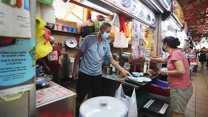 Cơm gà là món ăn phổ biến ở Singapore. Ảnh: REUTERS