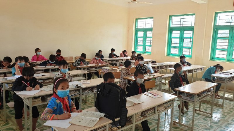 Thực hiện nghiêm quy định phòng dịch, 100% học sinh Trường PTDT bán trú - THCS Phì Nhừ đều đeo khẩu trang trong giờ học.