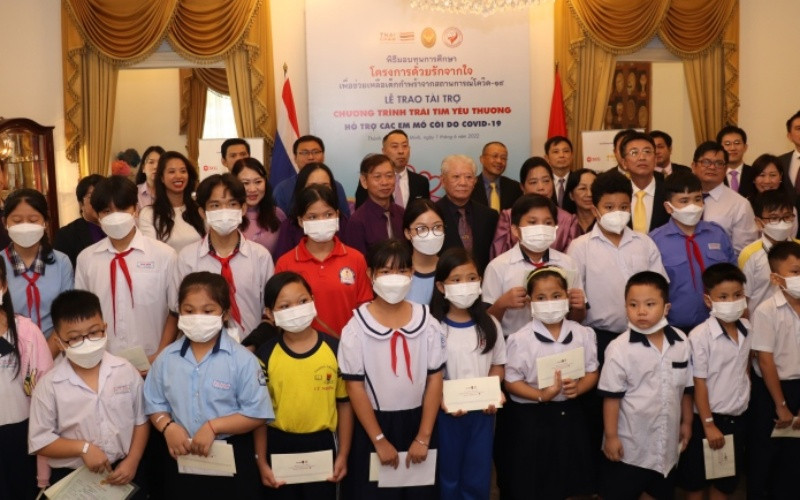 Bà Wiraka Mooddhitaporn và các đại biểu trao học bổng cho các em.