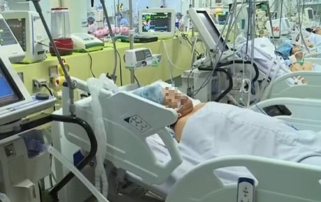 Một bệnh nhân bị ngộ độc pate chay đang điều trị tại bệnh viện. (Ảnh: Báo SK&ĐS)