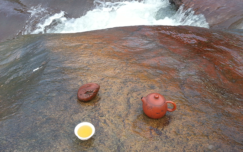 "Nước khe, chè núi". 