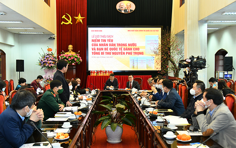 Quang cảnh buổi lễ giới thiệu sách "Niềm tin yêu của nhân dân trong nước và bạn bè quốc tế dành cho Tổng Bí thư Nguyễn Phú Trọng". Ảnh: NGUYỄN ĐĂNG