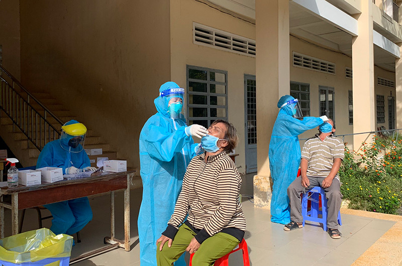 Lấy mẫu xét nghiệm sàng lọc Covid-19 cộng đồng ở xã Tân Thới, huyện Phong Điền, TP Cần Thơ.
